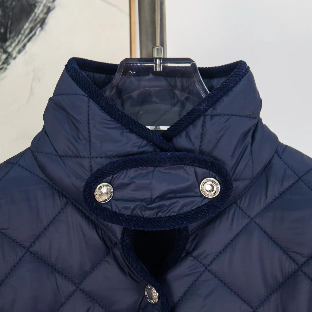 P390 zp version [Exclusive supply] Ralph Lauren/Ralph Lauren 2025aw autumn and winter popular items diamond-shaped quilted embroidered corduroy strips imitation feather jacket jacket Correct three-pocket version Slight waist design Free matching neckline ✅ Facial filling imitation feather cotton Three-in-one diamond-shaped quilted embroidery Soft and comfortable ✅ Customized double-circle brand hardware buckle back waist freely adjustable elastic design ✅ RL three-color diamond plaid cotton jacket 100% restoration Corduroy strips running through the whole body, no knots and overlaps, artificial curling, fine workmanship, highly recommended, a rare cotton jacket that does not look bloated, can be worn as an inner layer in the north, can be worn with multiple necklines, elastic waistline on the back, freely adjustable waist, matte memory technology on the face, giving a cotton feel, not to be missed, highly recommended, color: black, white, gray green, khaki, navy, size: S M L XL, number: WW10951
